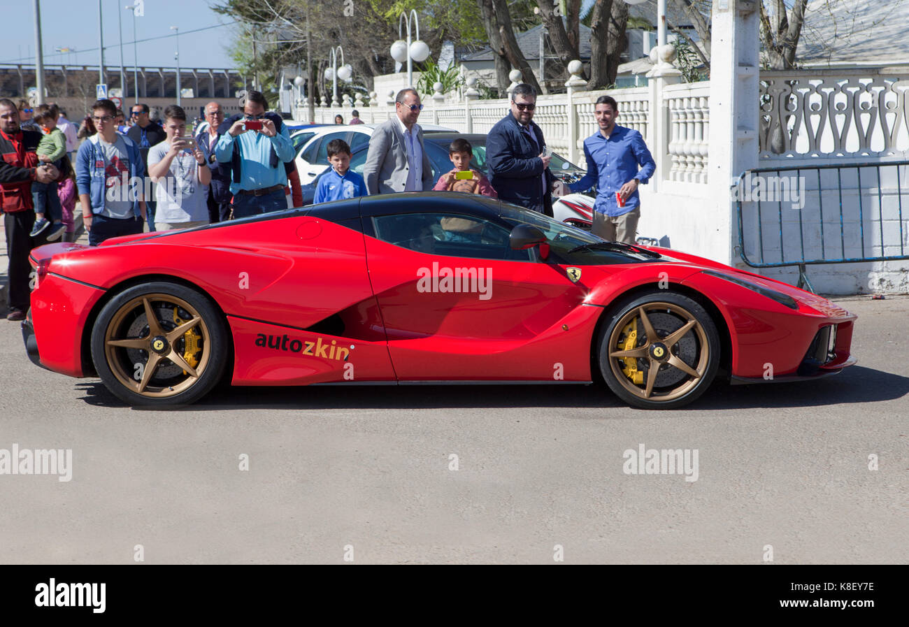 BADAJOZ, SPANIEN - 14. MÄRZ 2015: Ferrari Auto Show in Badajoz Stadt auf Complejo Alcantara Resorts, 14. März 2015. Ferrari auto Eingabe Resort Einrichtungen Stockfoto