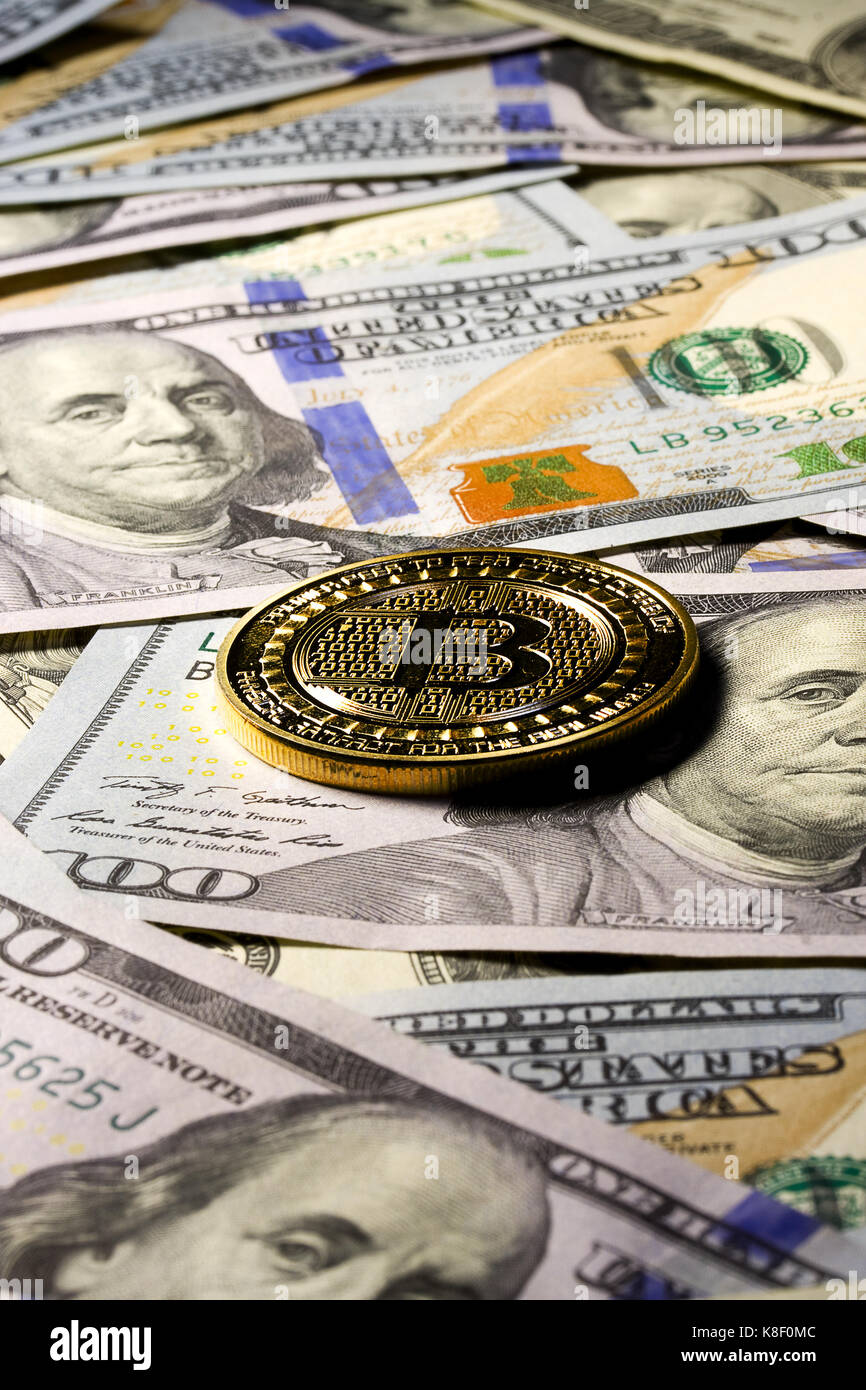 Internet Währung Münze Bitcoin auf dem Hintergrund der Lüge ein Hundert-euro-Scheine Stockfoto