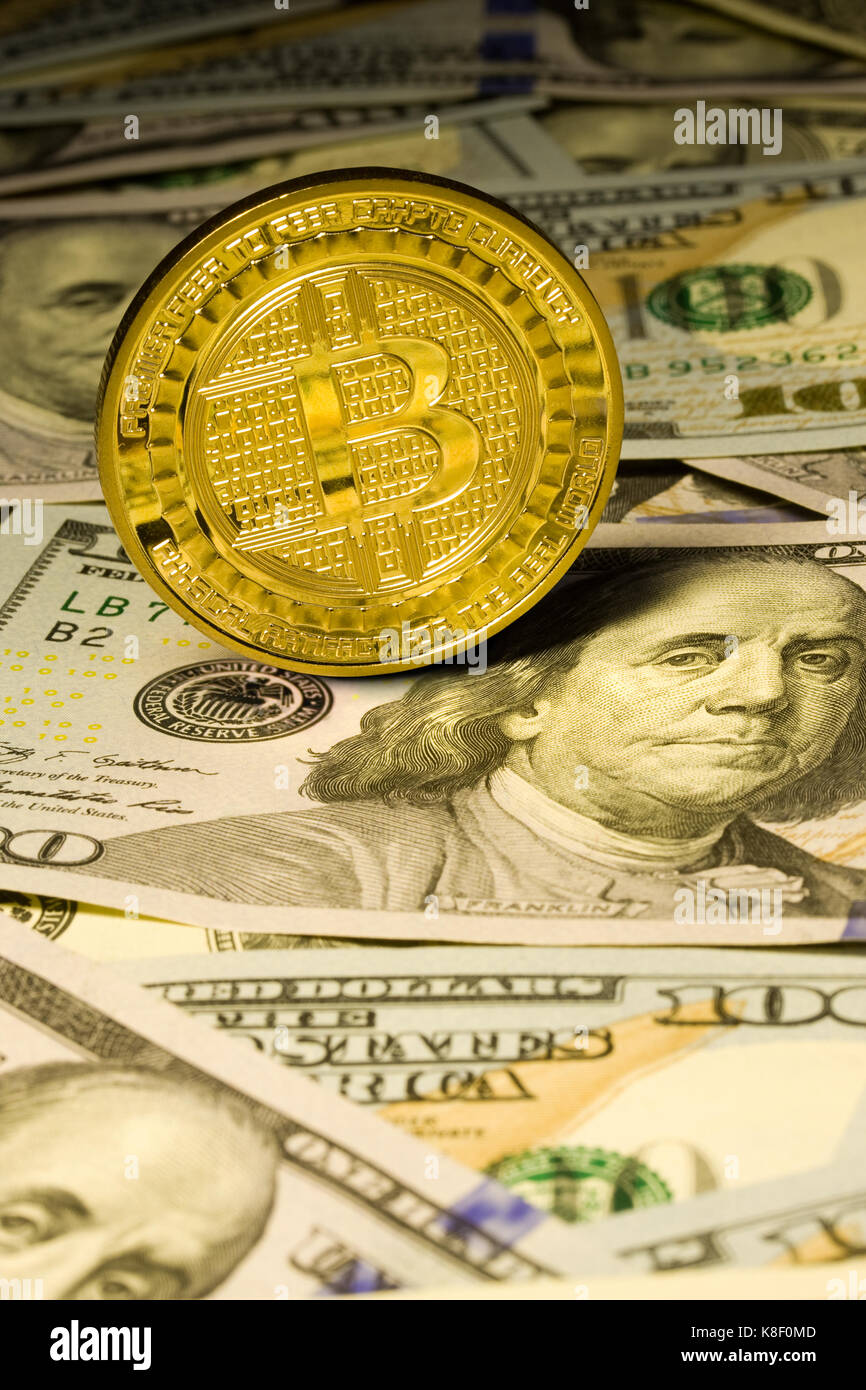 Internet Währung Münze Bitcoin auf dem Hintergrund der Lüge ein Hundert-euro-Scheine Stockfoto