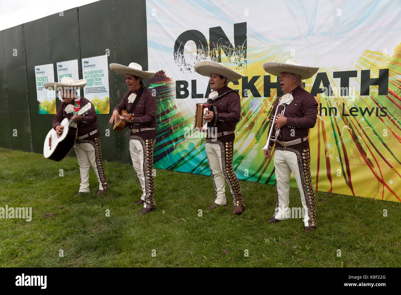 Die mariachis unterhaltsam die Menge, die darauf warteten, die Show Boden an der 2017 OnBlackheath Music Festival eingeben Stockfoto