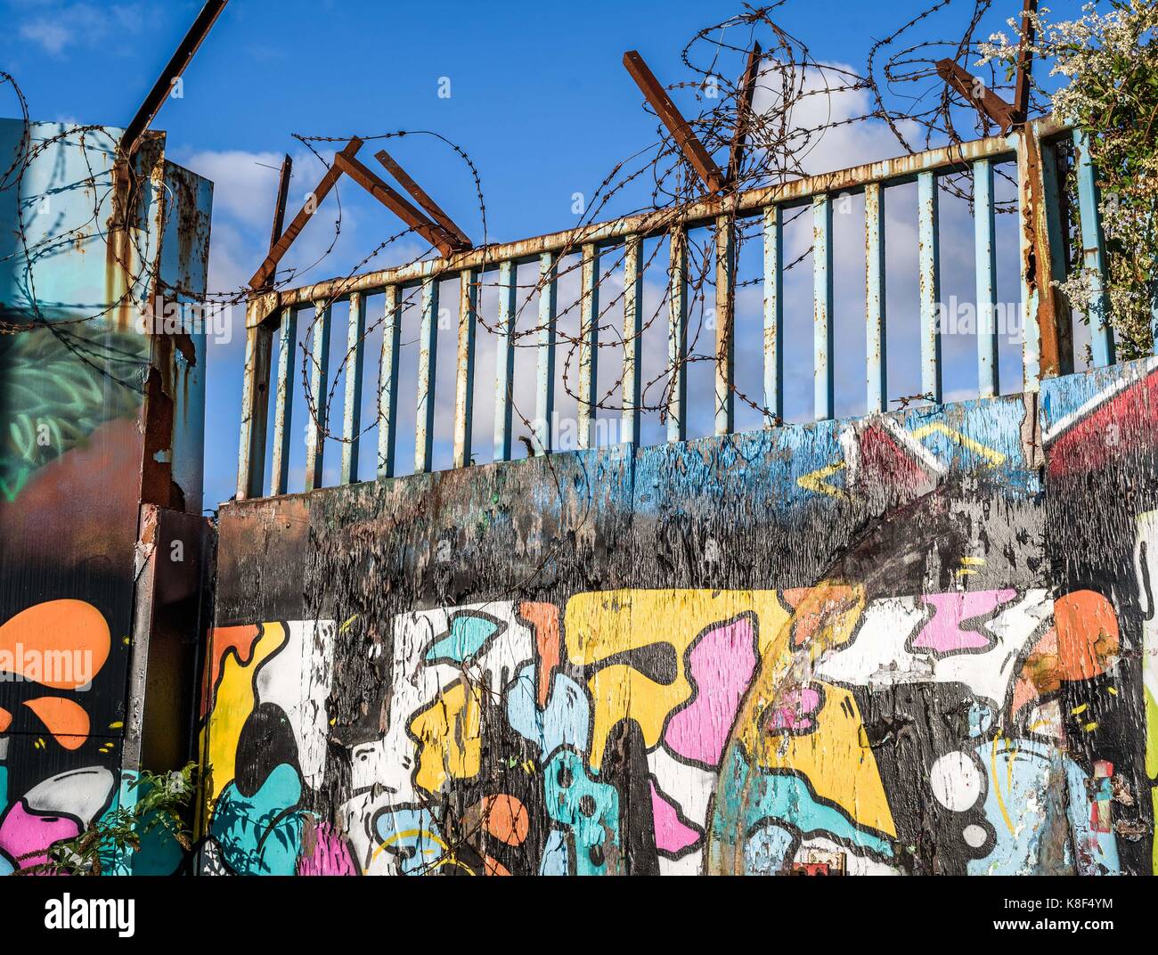 Eine rostige, urban Metall Sicherheit Tor mit Graffiti. Stockfoto
