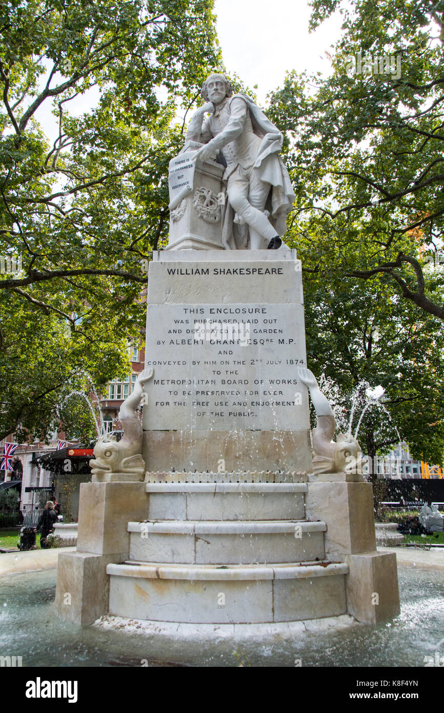 Eine aus dem 19. Jahrhundert stammende Statue von William Shakespeare, von Giovanni Fontana, am Leicester Square, London, England, UK Stockfoto