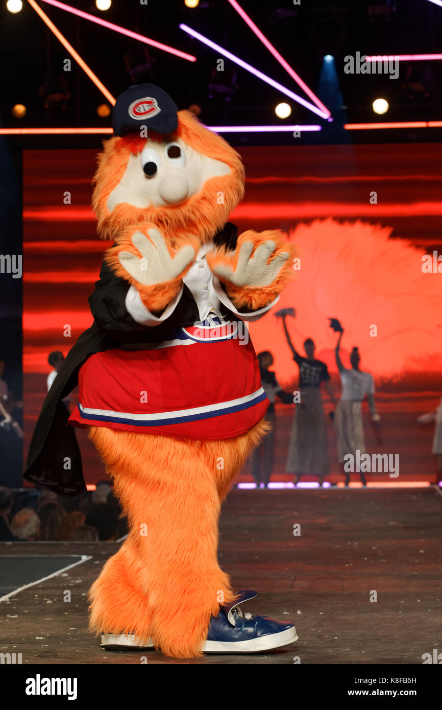 Montreal, Kanada 24/08/2017 Youppi, Maskottchen für die Montreal Canadiens NHL Hockey Team auf der Landebahn am Montreal Identität fashion show Stockfoto