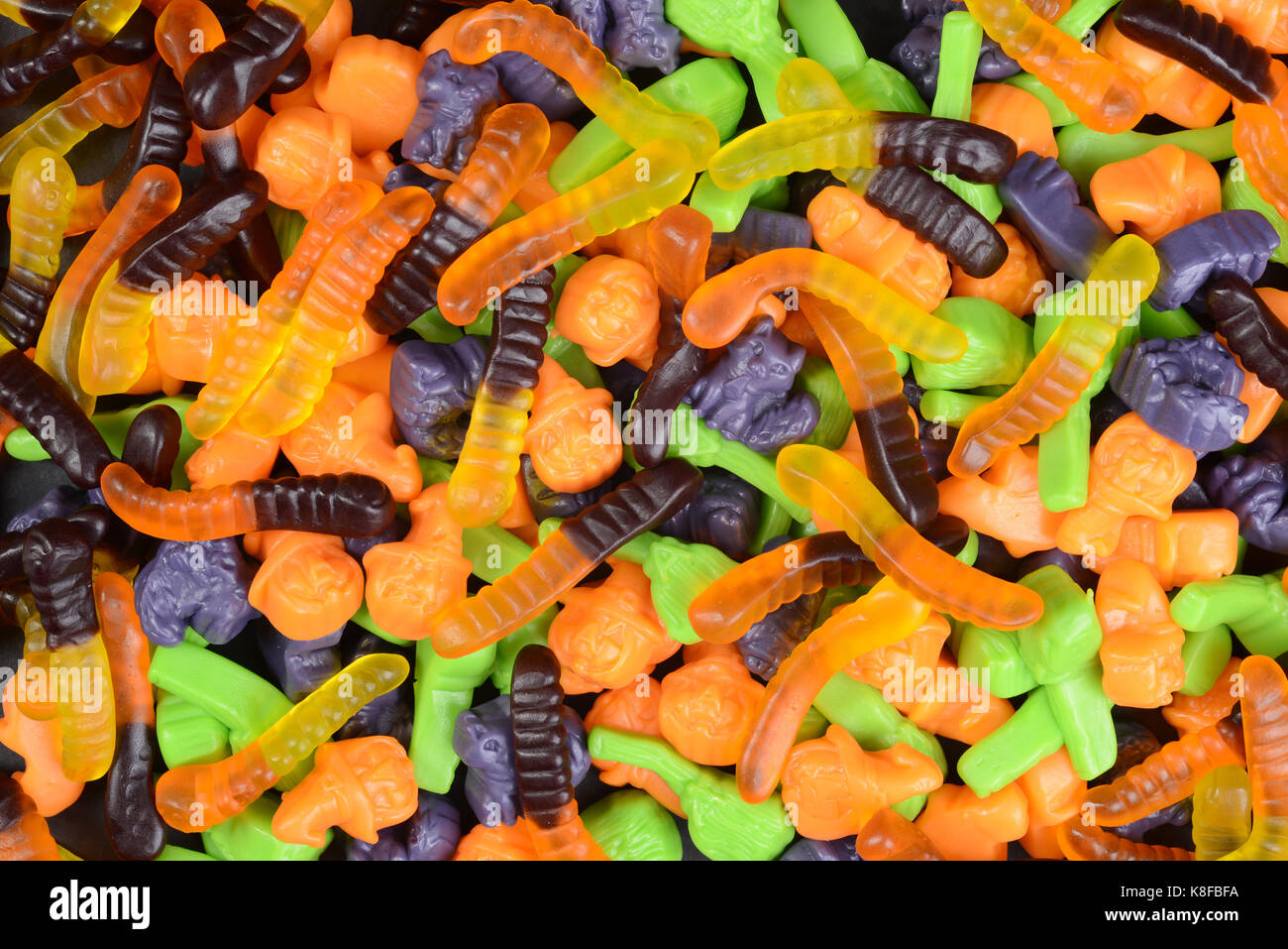 Halloween gummy Worms hexen Besen Katzen candy Stockfoto