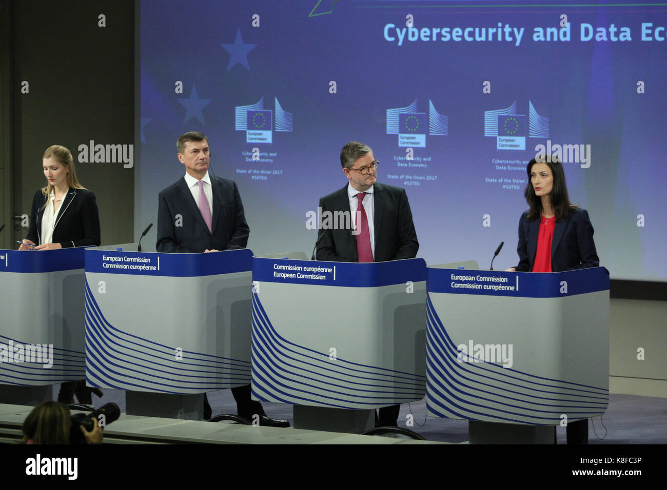 Brüssel, Belgien. 19 Sep, 2017. Die Lage der Union 2017 Pressekonferenz von Vizepräsident Andrus ANSIP, und die Kommissionsmitglieder Julian König und Mariya GABRIEL auf der Cybersicherheit und Daten Paket Kredit: Leo Cavallo/Alamy leben Nachrichten Stockfoto