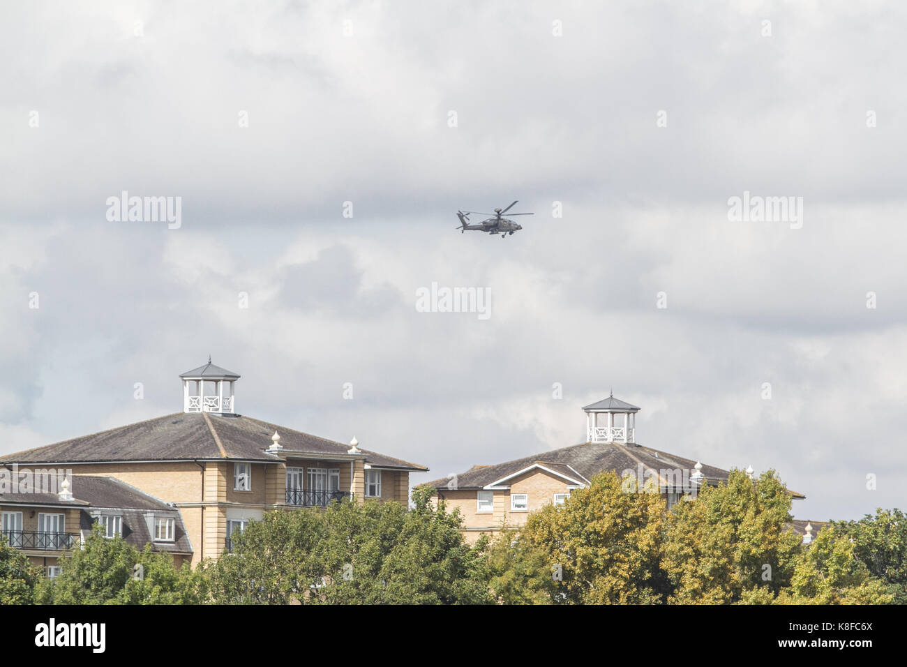 London, Großbritannien. September 2017. Ein Apache boeing AH-64 Militärhubschrauber für die Kampfrolle von der US und British Army auf einem Trainingsflug über Hammersmith London verwendet Quelle: amer ghazzal/Alamy Live News Stockfoto