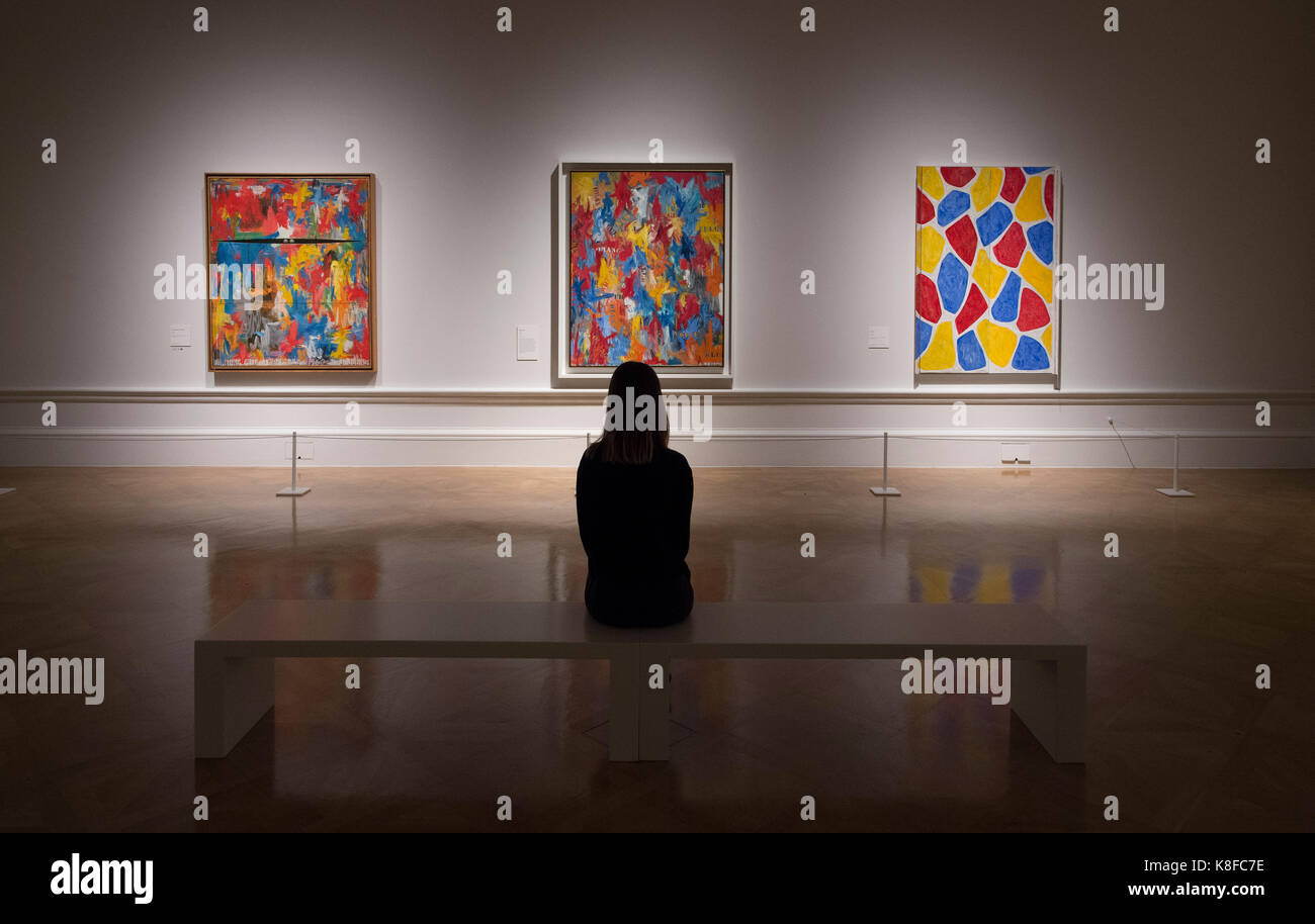 Royal Academy of Arts, London, UK. 19. September 2017. Der RA präsentiert eine Grenzsteinausstellung der Honorary Royal Academician, Jasper Johns, die erste umfassende Übersicht über die Arbeit des Künstlers in Großbritannien für 40 Jahre gehalten zu werden. Die Ausstellung läuft vom 23. September bis 10. Dezember 2017. Foto (von links nach rechts): Malerei mit zwei Kugeln, 1960. Sammlung des Künstlers; False Start, 1959. Private Sammlung; Neuner, 2006. Philadelphia Museum of Art verheißenen Gabe von Keith L. und Katherine Sachs. Credit: Malcolm Park/Alamy Leben Nachrichten. Stockfoto