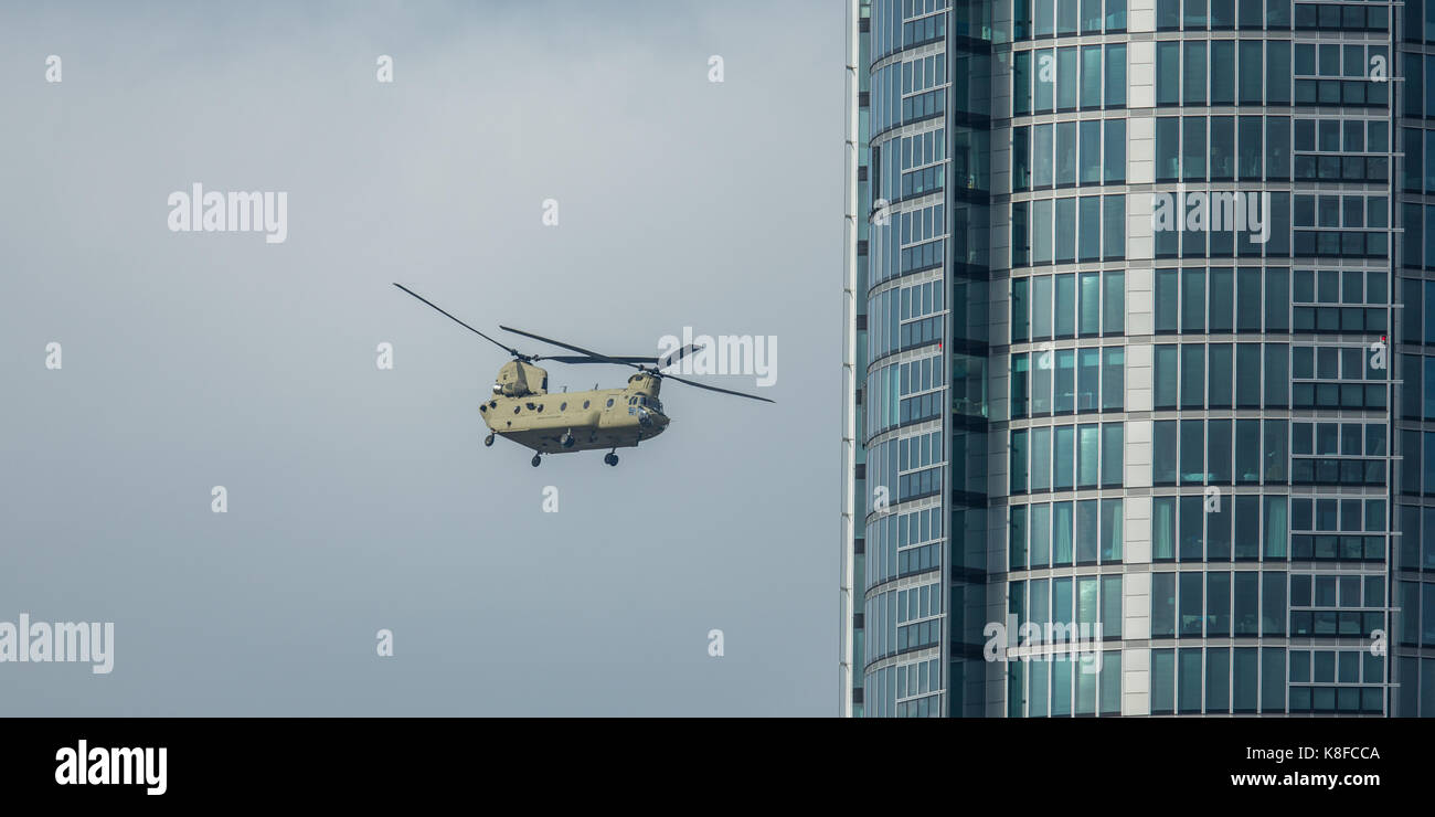 London, Großbritannien. 19 Sep, 2017. Die US-Armee Hubschrauber fliegt tief hinter die Oval am Tag einer der Specsavers County Championship Match am Oval. Quelle: David Rowe/Alamy leben Nachrichten Stockfoto