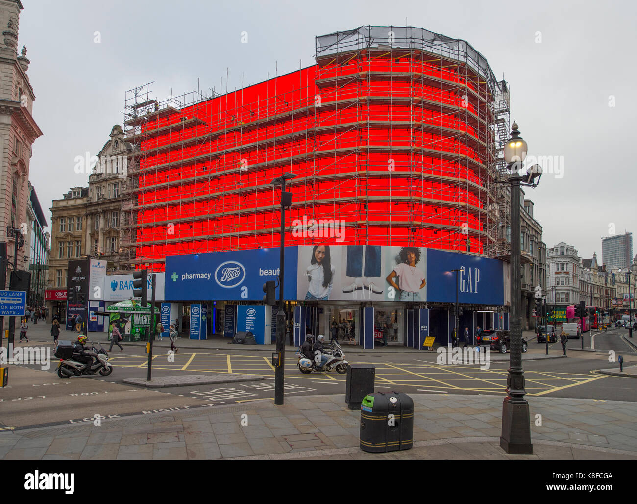 Piccadilly Circus, London, UK. 19. September 2017. Am frühen Morgen die Prüfung der neuen elektronischen Medien Board am Piccadilly Leuchten, die später im Herbst vorgestellt werden. Credit: Malcolm Park/Alamy Leben Nachrichten. Stockfoto