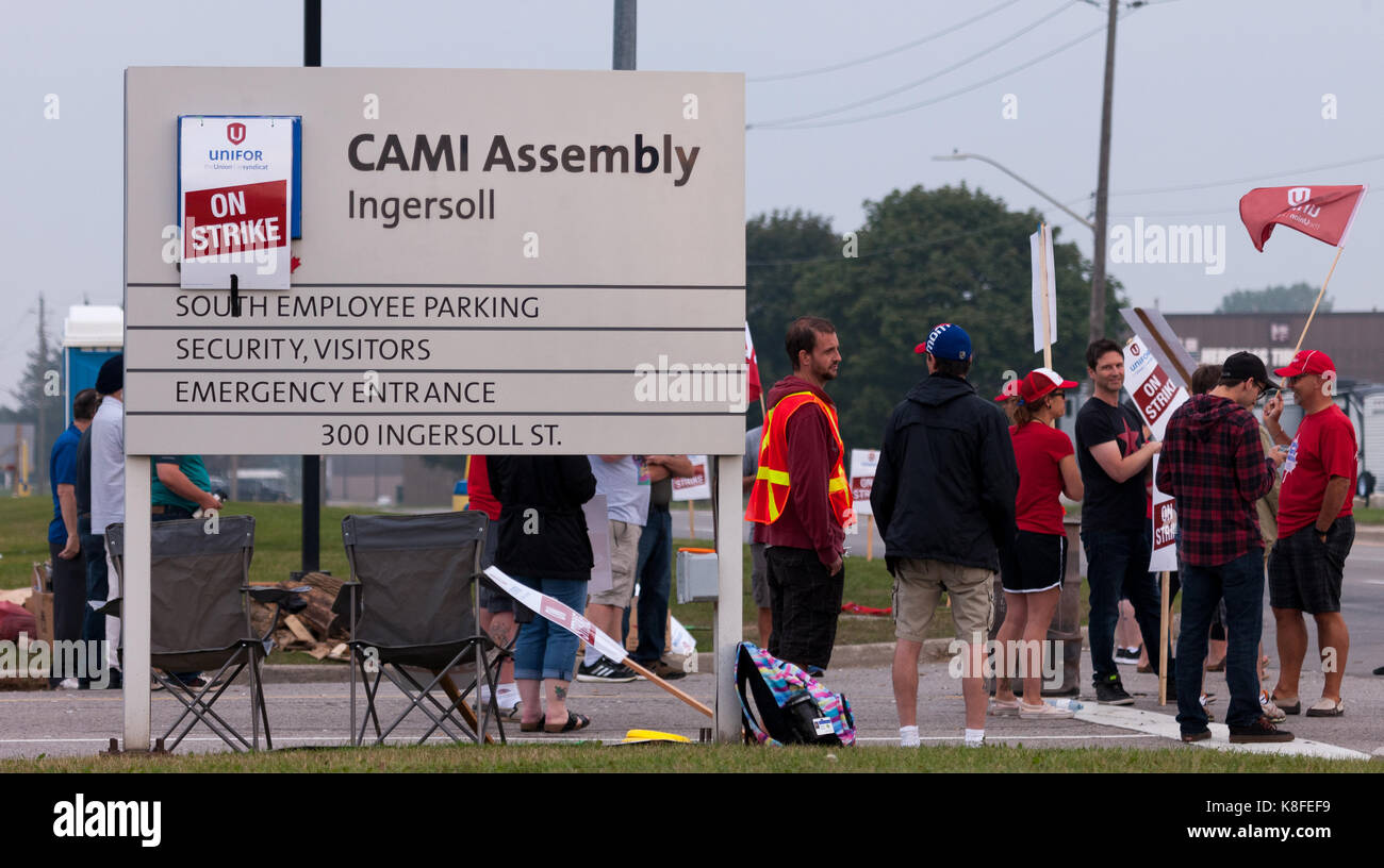 Ingersoll, Ontario, Kanada. 19 Sep, 2017. Arbeitnehmer aus Unifor lokalen 88 Gehminuten den Streikposten vor der CAMI Montagewerk in Ingersoll, AN., Sept., 19, 2017. Die Arbeiter streikten Sept. 17, 2017 nach ihrer 4-jährigen Vertrag abgelaufen. Credit: Mark Spowart/Alamy leben Nachrichten Stockfoto