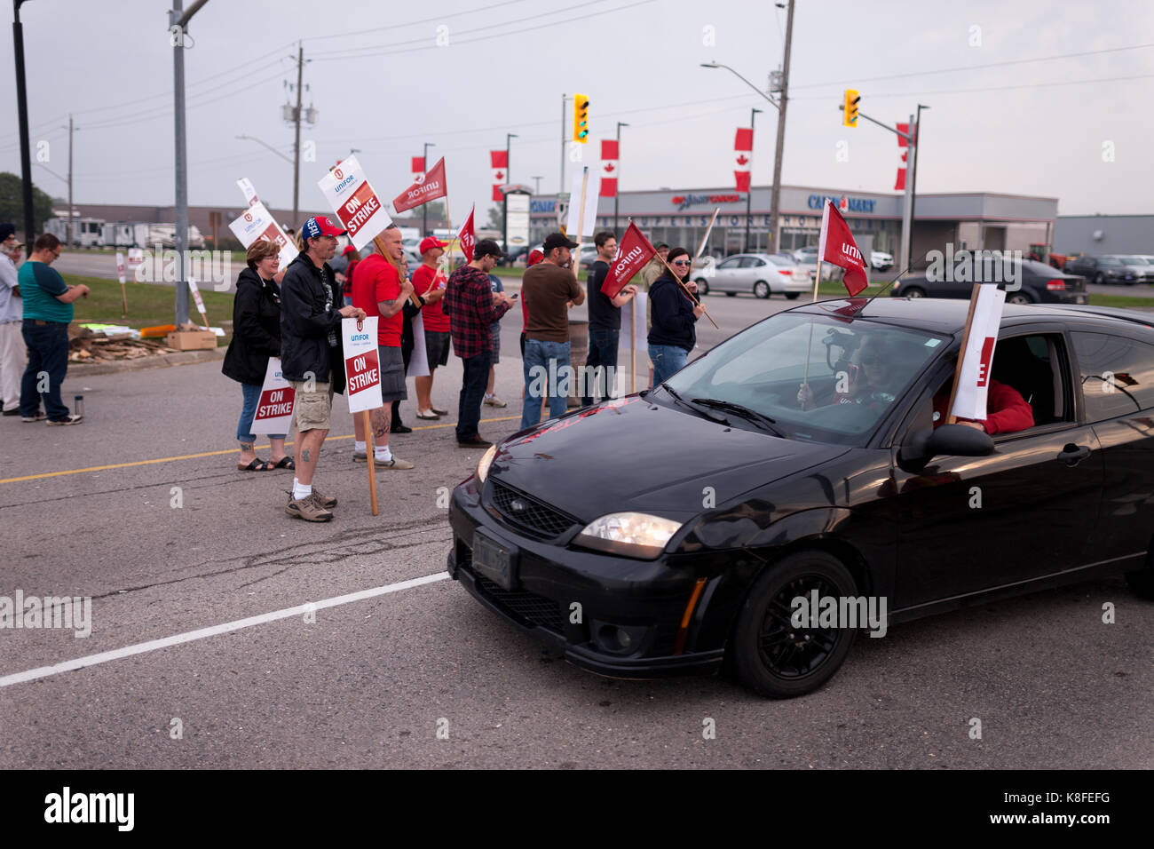 Ingersoll, Ontario, Kanada. 19 Sep, 2017. Arbeitnehmer aus Unifor lokalen 88 Gehminuten den Streikposten vor der CAMI Montagewerk in Ingersoll, AN., Sept., 19, 2017. Die Arbeiter streikten Sept. 17, 2017 nach ihrer 4-jährigen Vertrag abgelaufen. Credit: Mark Spowart/Alamy leben Nachrichten Stockfoto