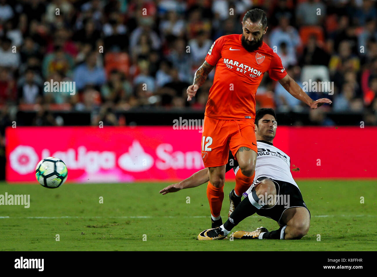 Valencia, Spanien. 19 Sep, 2017. 12 Miguel Angel Garrido Cifuentes von Málaga (L) in Aktion gegen 05 Gabriel Paulista von Valencia CF während der spanischen La Liga Match zwischen Valencia CF vs Malaga CF Mestalla Stadion am 19. September 2017. Credit: Gtres Información más Comuniación auf Linie, S.L./Alamy leben Nachrichten Stockfoto