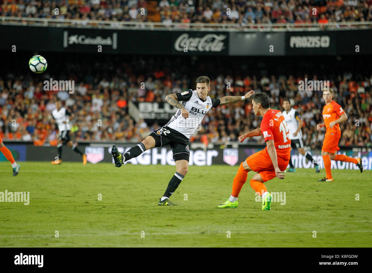 #15 Verteidiger Federico Ricca Rostagnol von Málaga und Uruguaya und #22 Santi Mina von Valencia CF und Spanischen während der Santander Liga (Liga) im Stadium Mestalla zwischen Valencia CF und Malaga CF gespielt. September 19 2017. Stockfoto