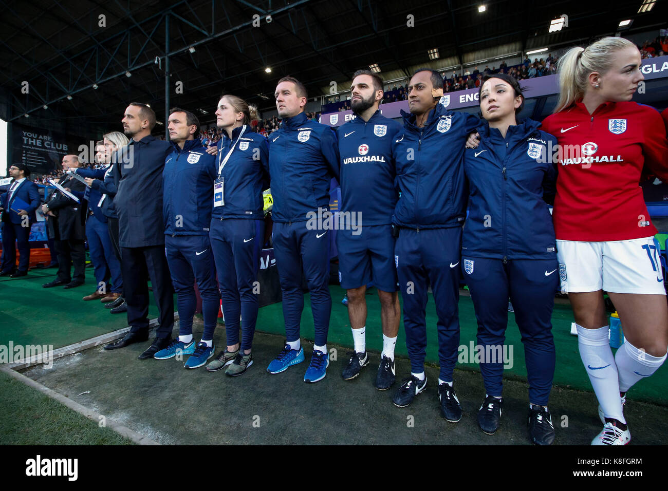 England Manager Mark Sampson und die England Bank vor der FIFA WM 2019 Qualifikation Gruppe 1 Spiel zwischen England und Russland Frauen Frauen in Prenton Park am 19. September 2017 in Birkenhead, England. (Foto von Daniel Chesterton/phcimages.com) Stockfoto