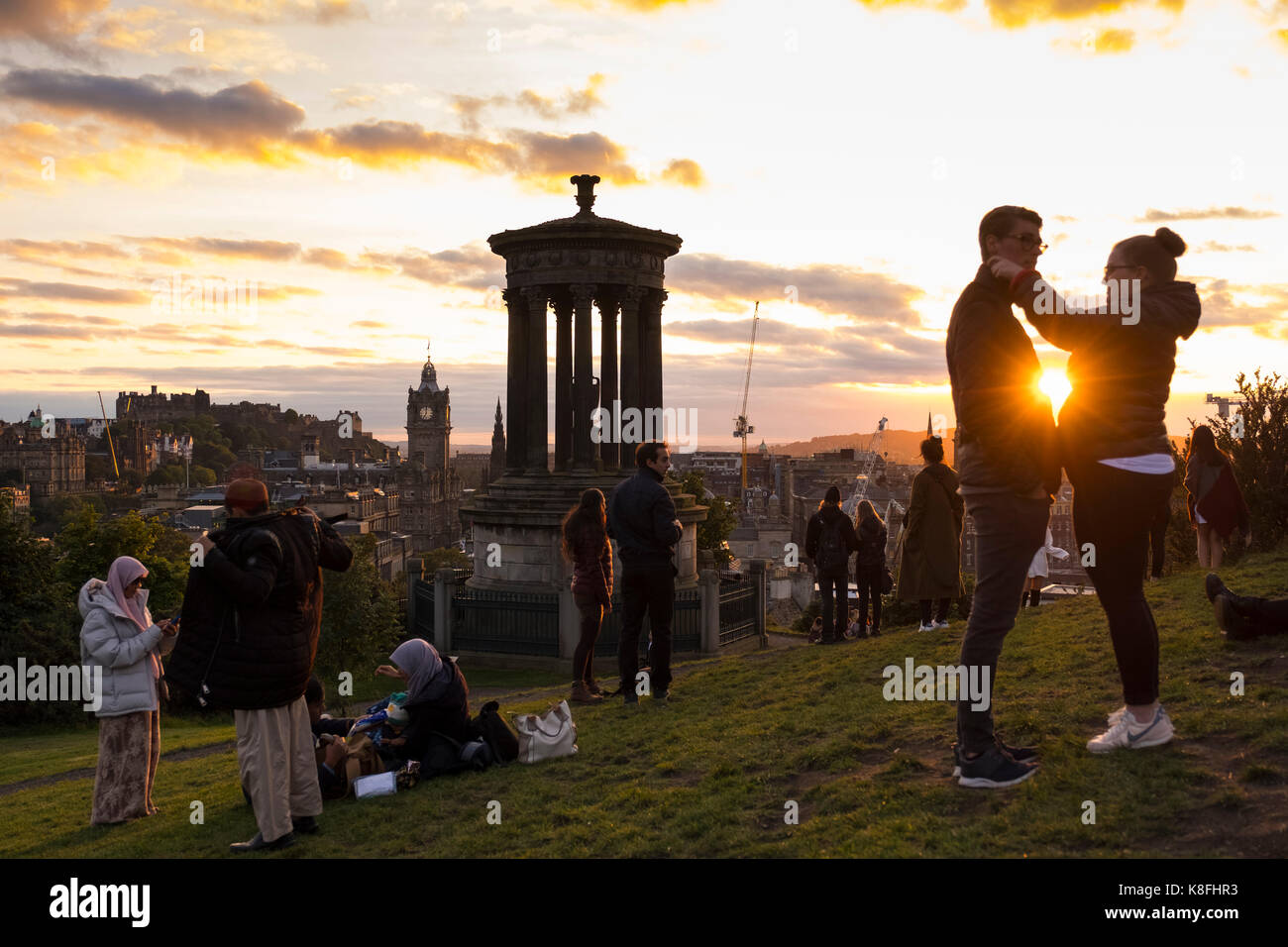 Edinburgh, Schottland, Vereinigtes Königreich. 19 Sep, 2017. UK Wetter. Viele Touristen sammeln bei Sonnenuntergang an einem schönen sonnigen Abend auf dem Calton Hill der berühmte Blick über die Stadt zu genießen: Iain Masterton/Alamy leben Nachrichten Stockfoto