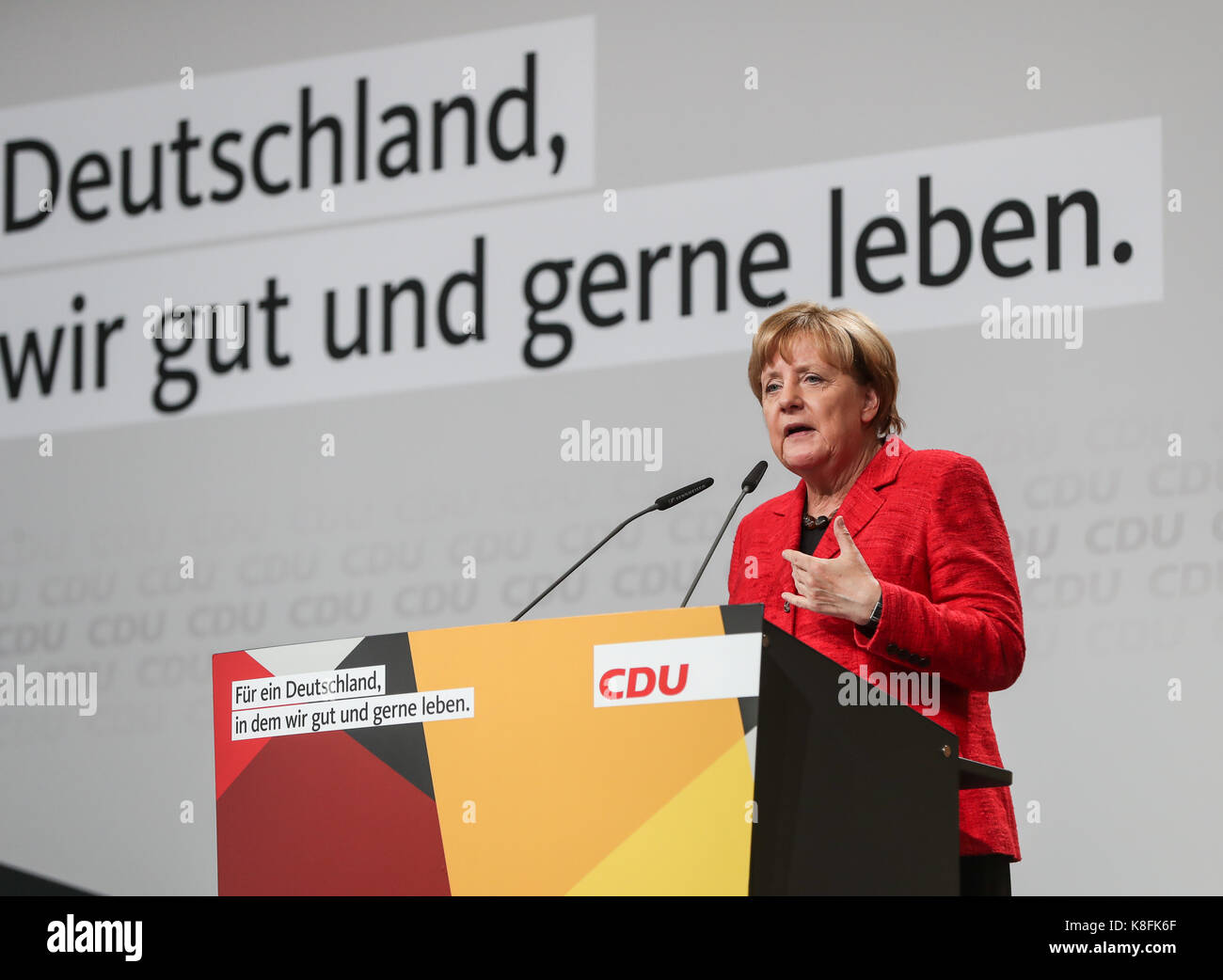 Schwerin (Deutschland. 19 Sep, 2017. Die deutsche Bundeskanzlerin Angela Merkel eine Rede während einer Wahlkampagne Rallye der Christlich Demokratischen Union (CDU) für die Bundesrepublik Deutschland Wahl in Schwerin, Deutschland, Sept. 19, 2017. Die Deutschen wählen einen neuen Bundestag an Sept. 24. Credit: Shan Yuqi/Xinhua/Alamy leben Nachrichten Stockfoto