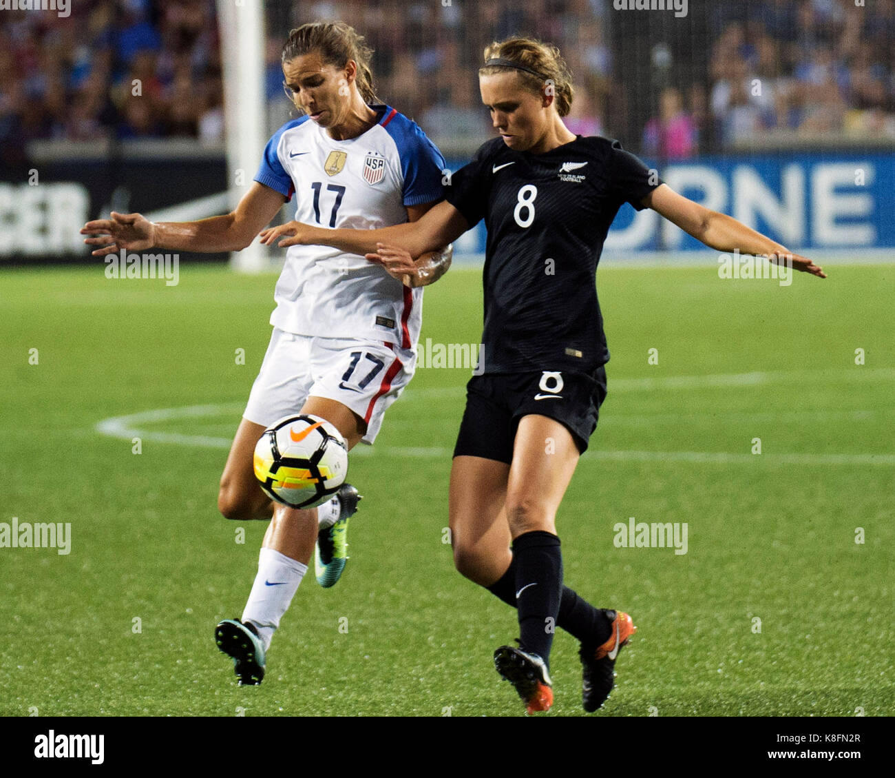 Cincinnati, Ohio, USA. 19 Sep, 2017. USA Mittelfeldspieler Tobin Heide (17) kämpft für den ball gegen Neuseeland Mittelfeldspieler Daisy Cleverley (8) ihres Gleichen an Nippert Stadion. Cincinnati, Ohio. Brent Clark/Alamy leben Nachrichten Stockfoto