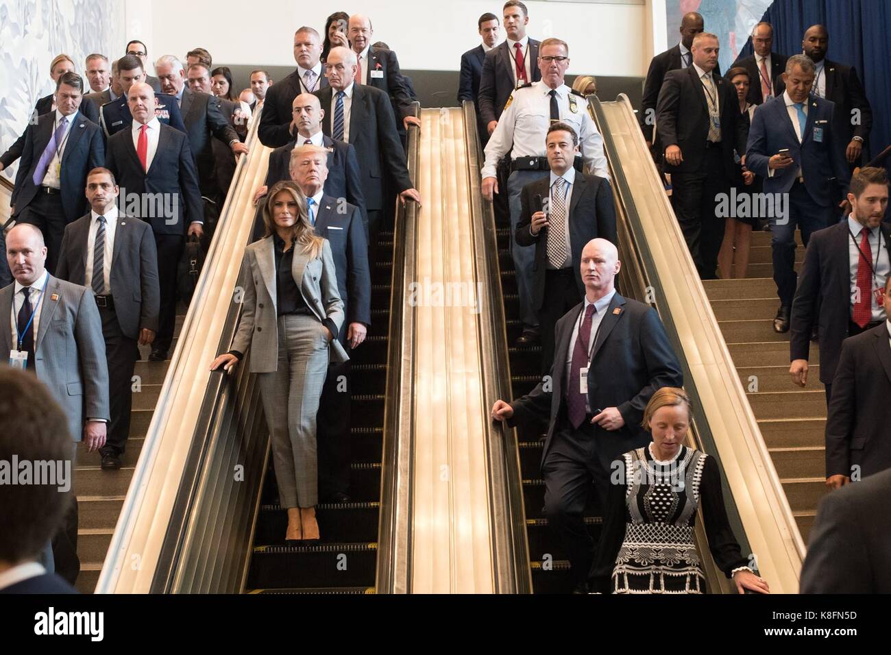 New York, Vereinigte Staaten von Amerika. 19 Sep, 2017. Us-Präsident Donald Trump Fahrten die Rolltreppe mit First Lady Melania Trump auf der 72. Tagung der Generalversammlung der Vereinten Nationen vom 19. September 2017 in New York City. Credit: Planetpix/Alamy leben Nachrichten Stockfoto