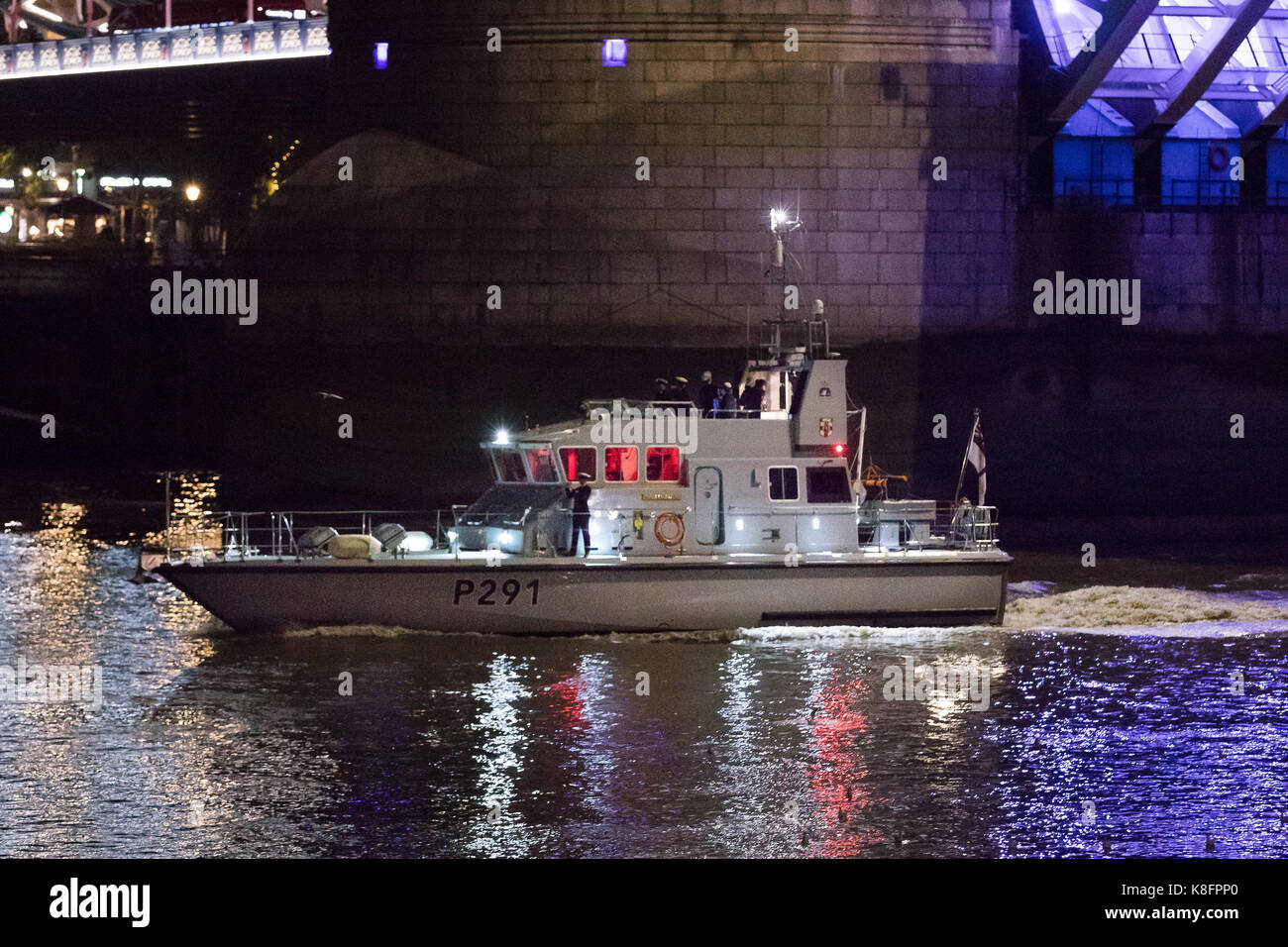 London, Großbritannien. 19 Sep, 2017. Royal Navy Schiff, HMS Locher Segel unter einem angehobenen Tower Bridge über die Themse zu einer Änderung der Befehl der Königlichen Marine Reserve (RNR) nach einer offiziellen Zeremonie bei HMS-Präsident, wo Commander John harriman über das Kommando über die HMS Präsident RNR zu Commander Richmal Hardinge übergeben. Credit: Vickie Flores/Alamy leben Nachrichten Stockfoto