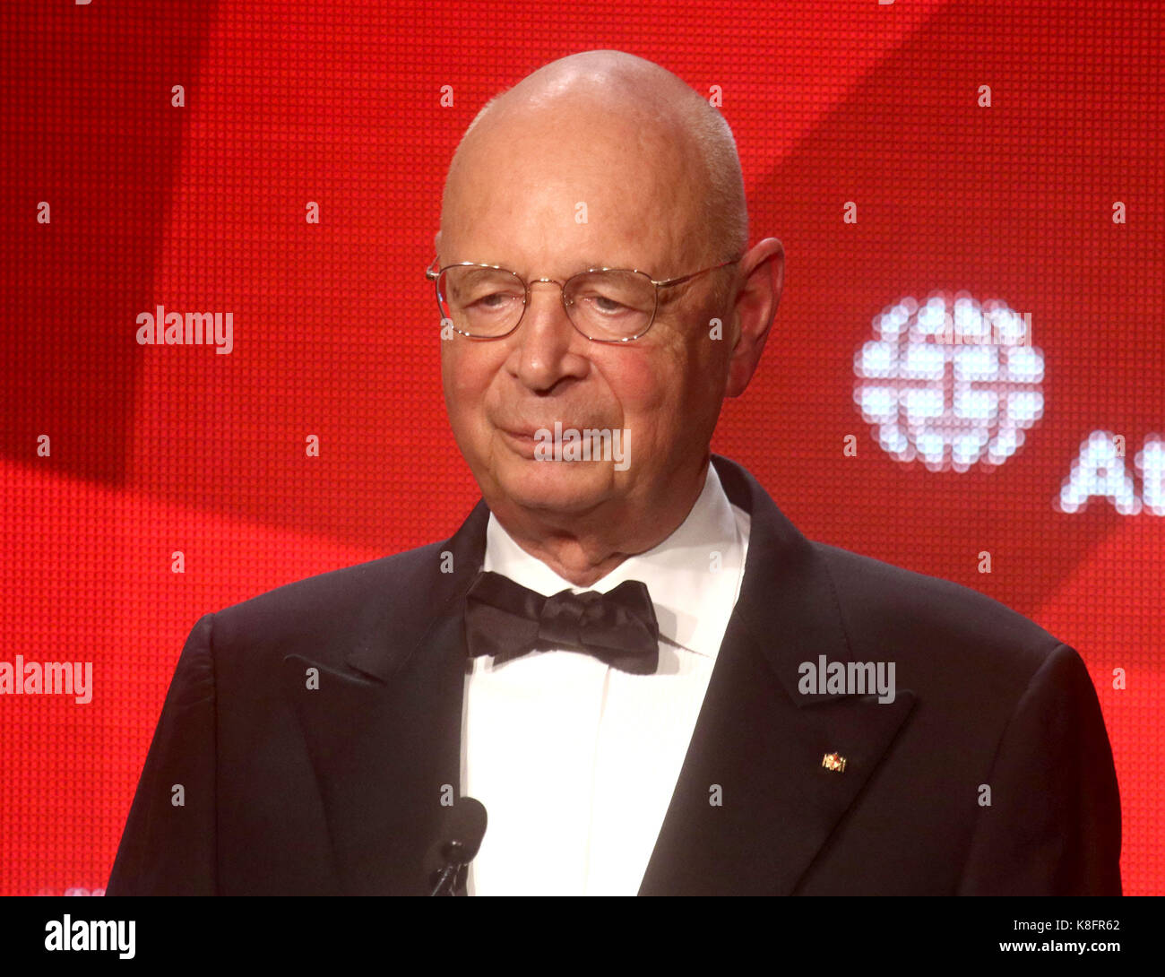 New York, New York, USA. 19 Sep, 2017. Gründer und Executive Chairman des World Economic Forum, Moderator Klaus Schwab besucht die atlantischen Rat 2017 Global Citizen Auszeichnungen auf der Intrepid Sea, Air & Space Museum statt. Credit: Nancy Kaszerman/ZUMA Draht/Alamy leben Nachrichten Stockfoto