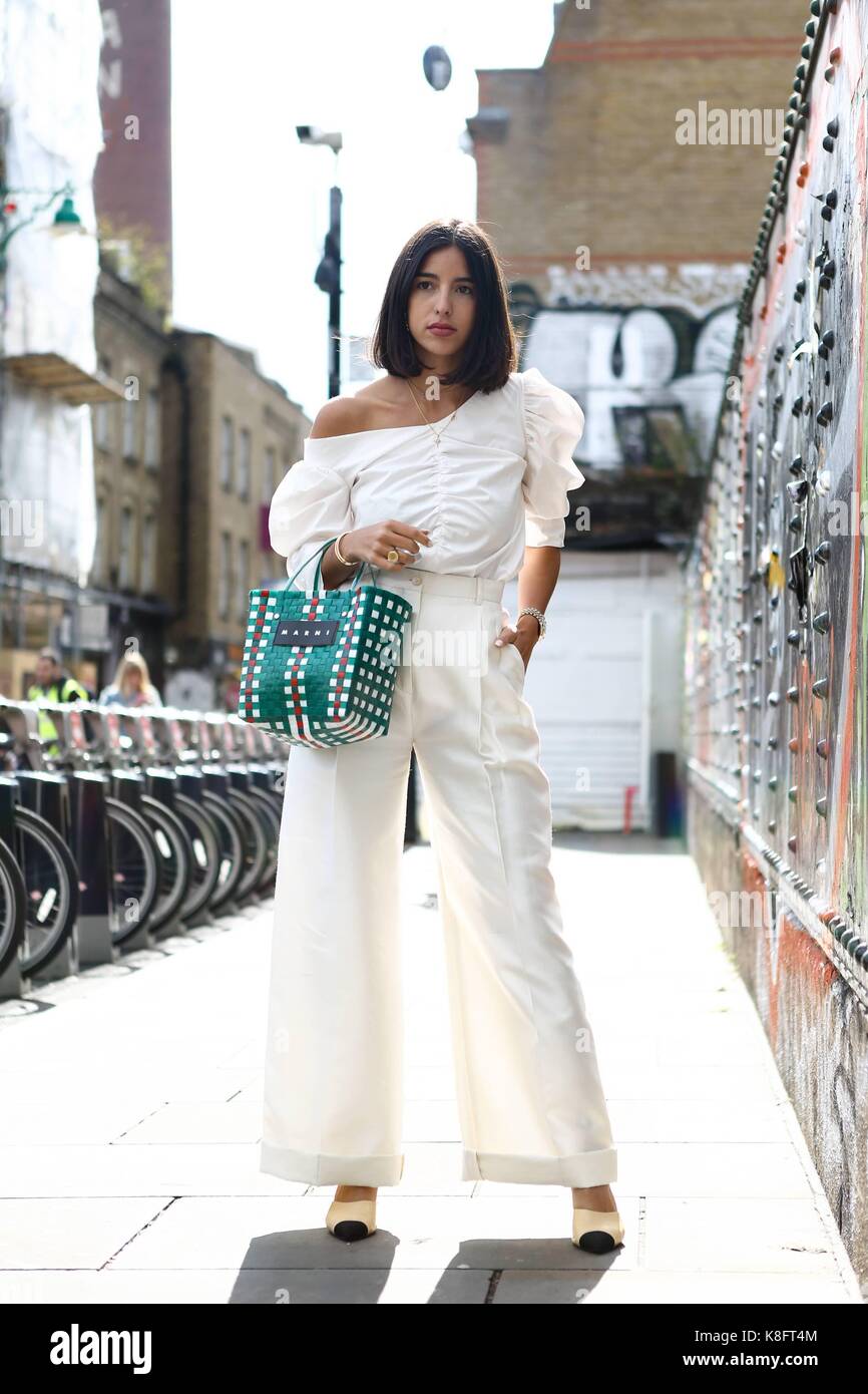 London, Grossbritannien. 18 Sep, 2017. Bettina Looney posing außerhalb des Marques Almeida Landebahn zeigen während der London Fashion Week - Sept. 18, 2017 - Credit: Runway Manhattan/Valentina Ranieri *** Für die redaktionelle Nutzung nur*** | Verwendung weltweit/dpa/Alamy leben Nachrichten Stockfoto