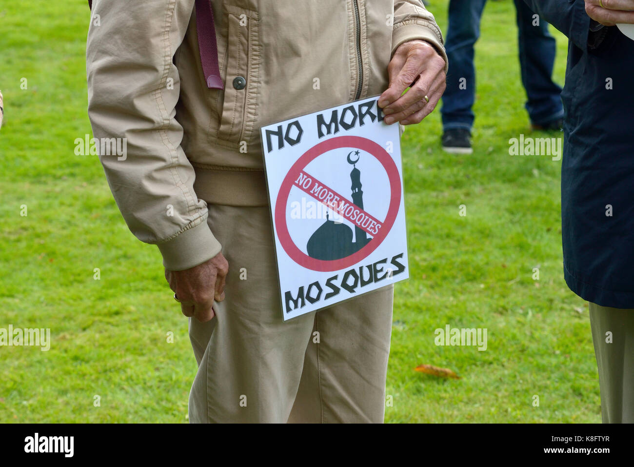 Ein Mann hält ein Protest anmelden, während eine anti Islam Demonstration von Pegida. Pegida ist eine Gruppe von Menschen, die gegen die Islamisierung Europas sind. Stockfoto