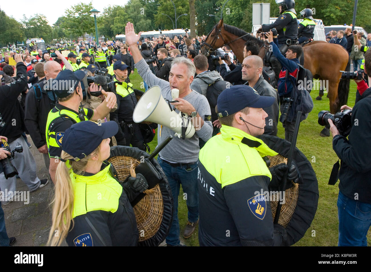 Frontmann Edwin Wagensveld von Pegida während einer Demonstration gegen den Islam. Pegida ist eine Gruppe von Menschen, die gegen die Islamisierung Europas sind. Stockfoto