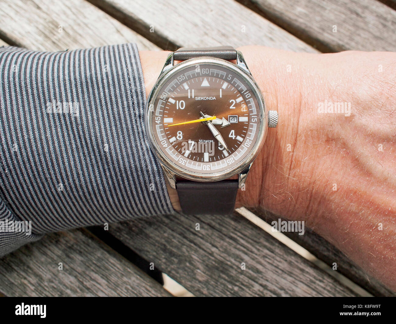 Ein s.Oliver Armbanduhr getragen auf der linken Handgelenk von einem erwachsenen Mann und zeigt ein Ti e von 3:24 im afternon (15:24 Std.). Stockfoto