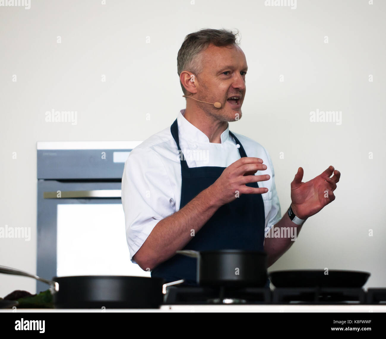 Lokalen Koch und Gastronom, Guy Awford, demonstriert auf der Köche Stadium, in dem 2017 OnBlackheath Festival Stockfoto