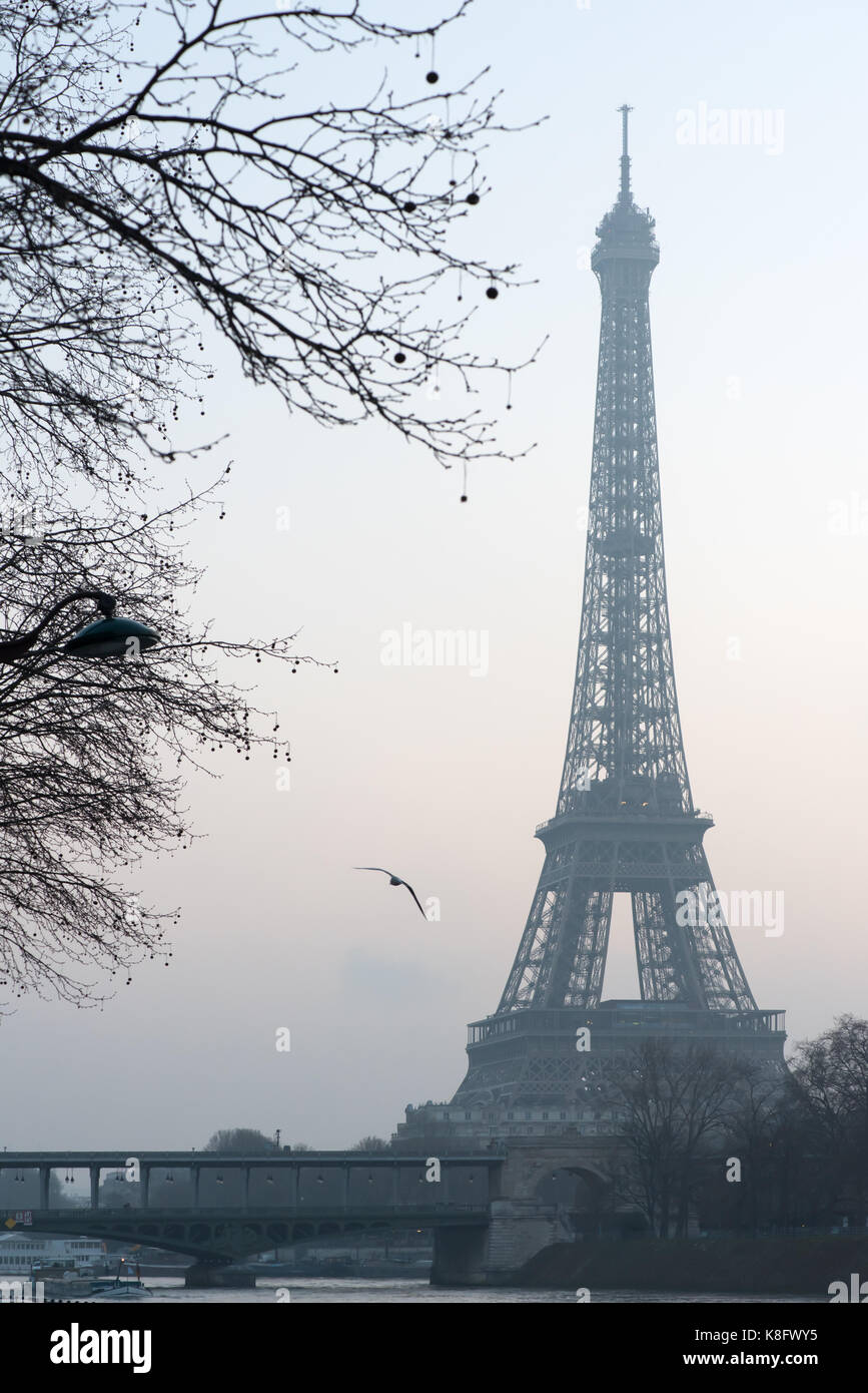 Eiffelturm am frühen Morgen im Dunst - Paris Stockfoto