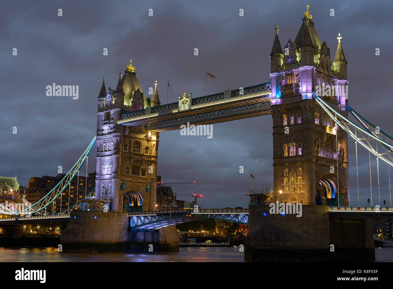 Die Tower Bridge in London während der Dämmerung! Stockfoto