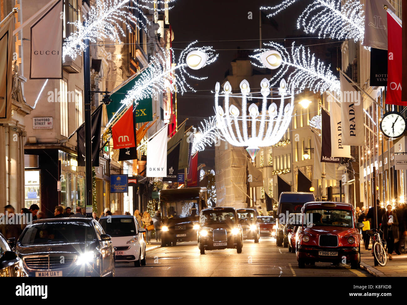 Weihnachtsbeleuchtung Anzeige auf der Bond Street in London. Die modernen und farbenfrohen Weihnachtsbeleuchtung gewinnen und die Menschen zu ermutigen, die Straße. Stockfoto