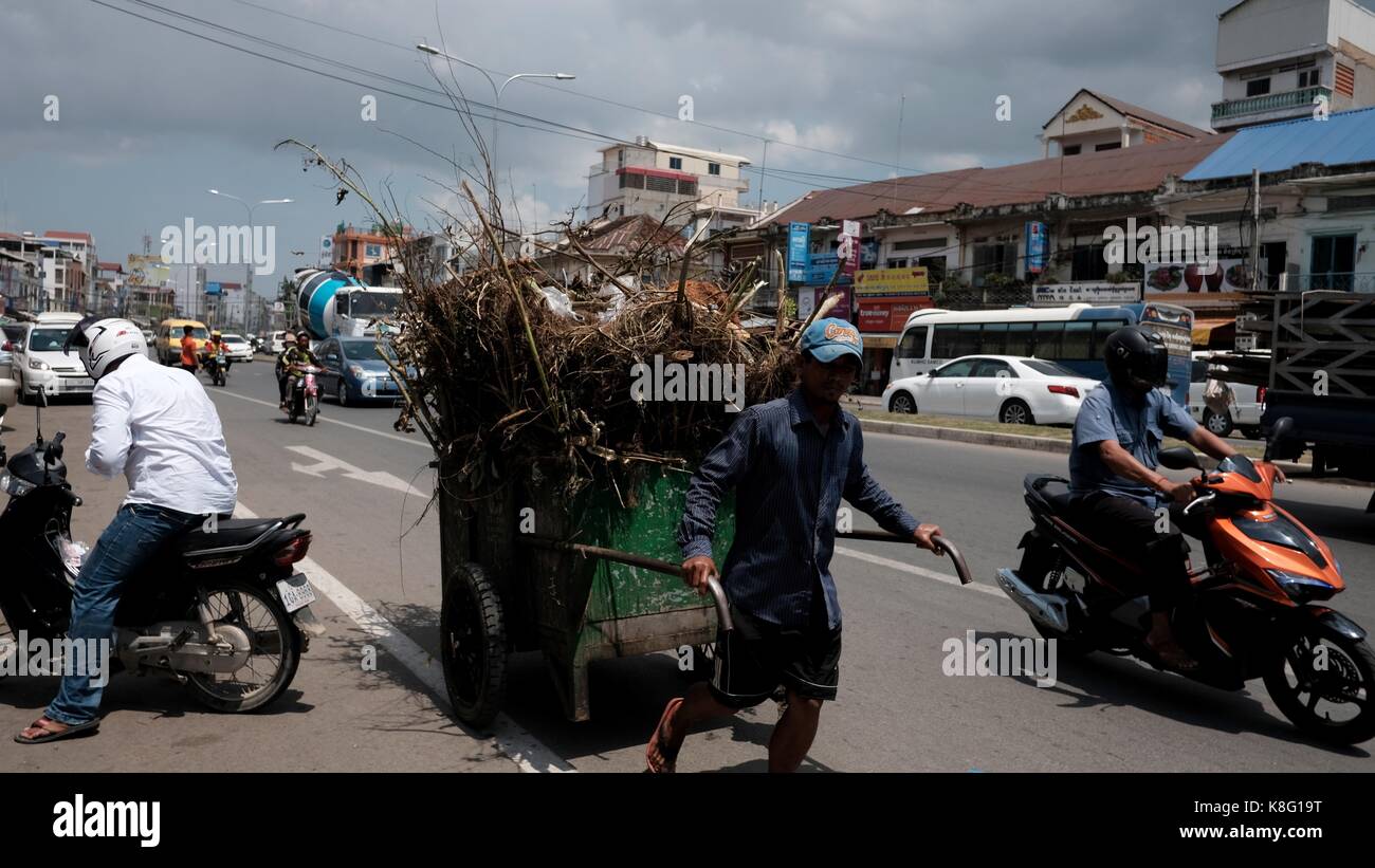 City Bus Route 1 in der Nähe von Chbar Ampov Monivong Brücke Bushaltestelle in Phnom Penh Kambodscha mann Ziehen einer Warenkorb Stockfoto