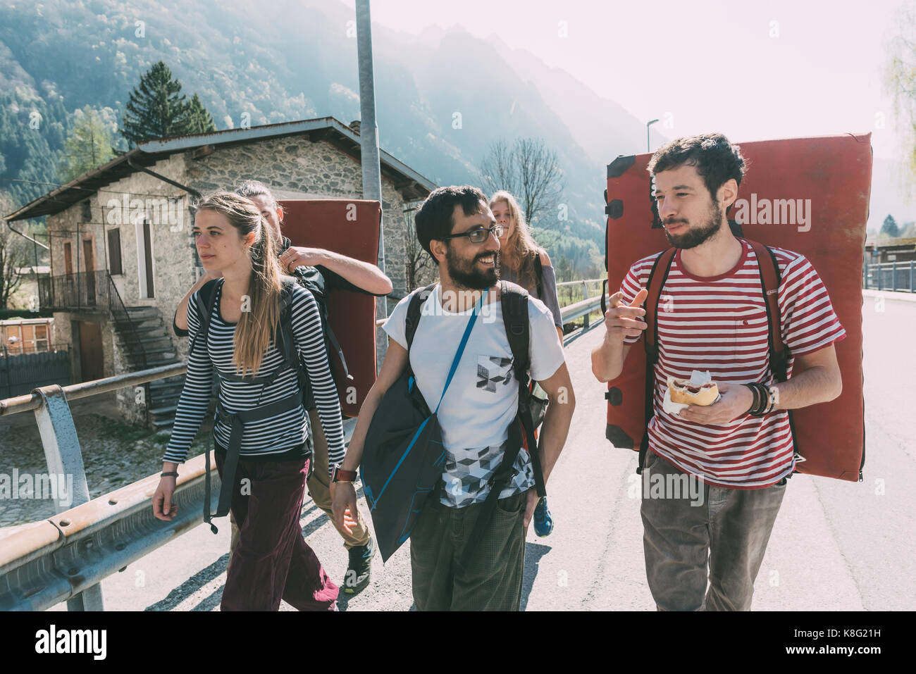 Fünf erwachsenen Bouldern Freunde zu Fuß über die Brücke, Lombardei, Italien Stockfoto