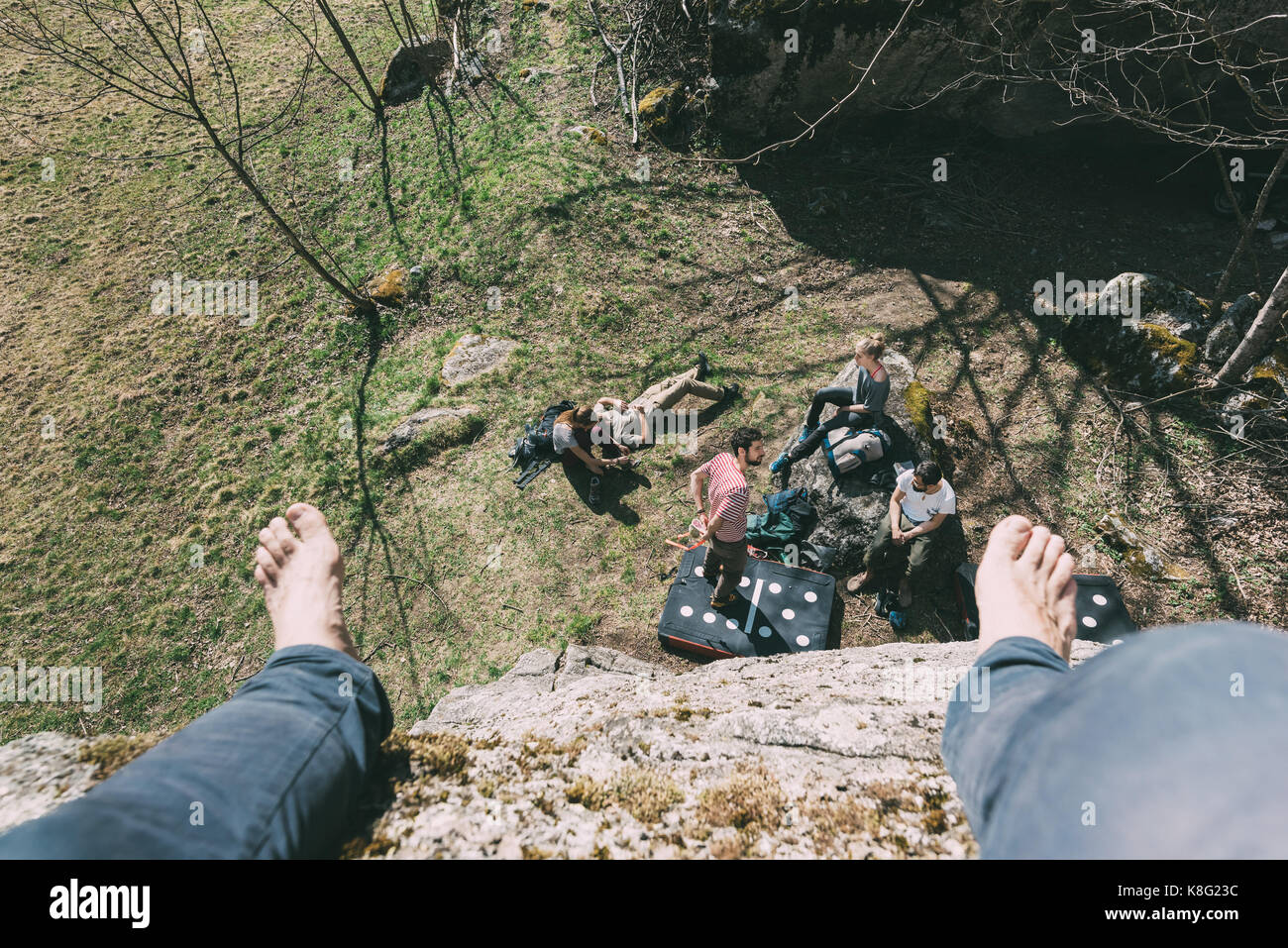 Hohen Winkel Perspektive der boulderer über Freunde auf Boulder, Lombardei, Italien Stockfoto