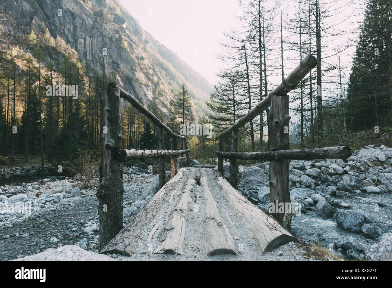 Holzsteg Überquerung mountain river, Mello, Lombardei, Italien Stockfoto