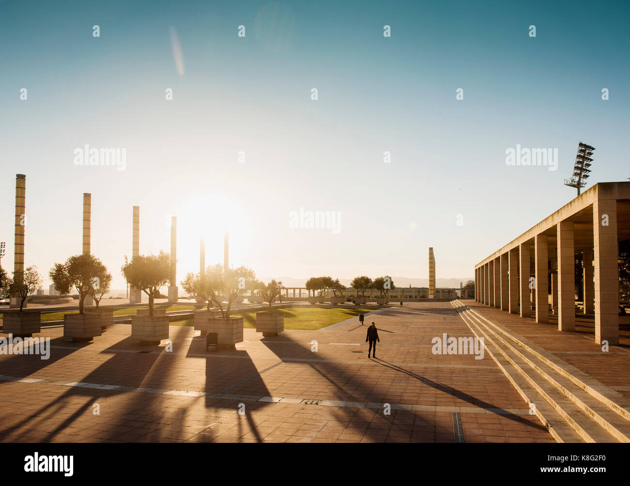 Weibliche Touristen in sonnigen Olympiastadion, Barcelona, Spanien Stockfoto