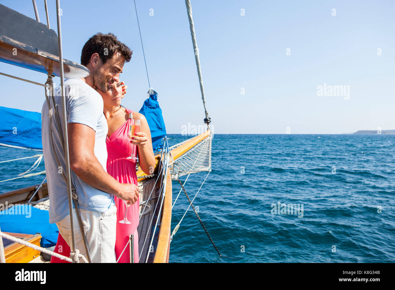 Paar stehend auf dem Boot, auf dem Wasser, Champagnergläser, Anzeigen Stockfoto