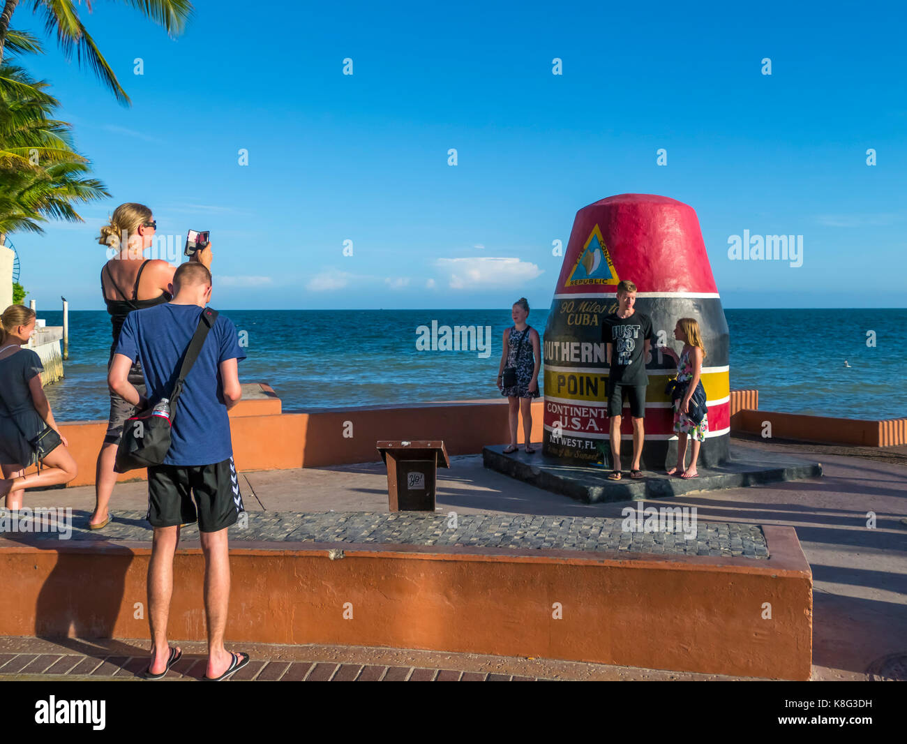 Leute, die Bilder am südlichsten Punkt Boje in Key West Florida ist der südlichste Punkt der kontinentalen USA Stockfoto