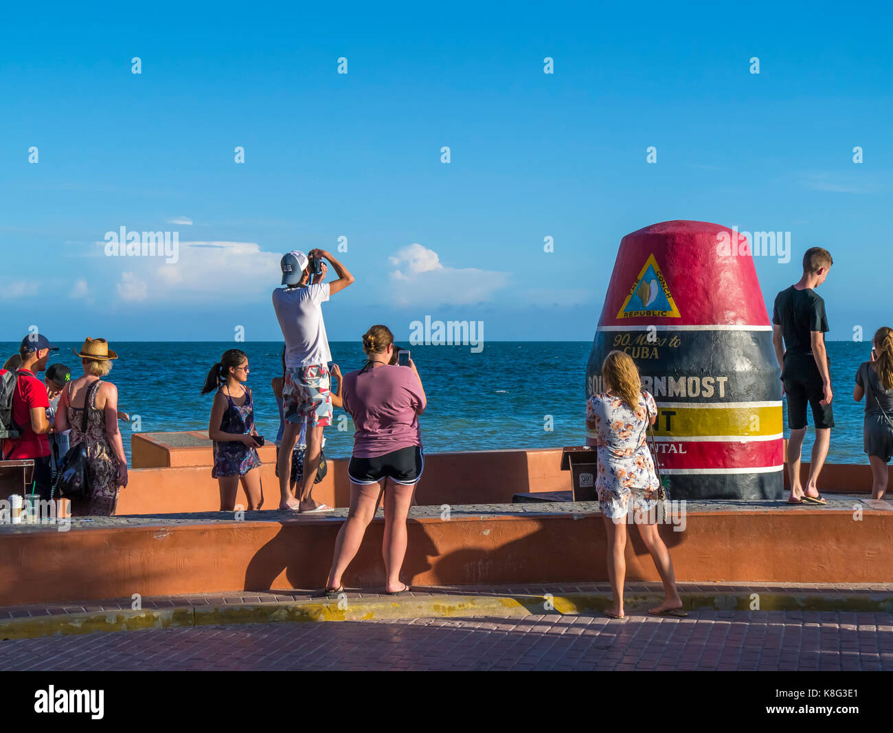 Leute, die Bilder am südlichsten Punkt Boje in Key West Florida ist der südlichste Punkt der kontinentalen USA Stockfoto