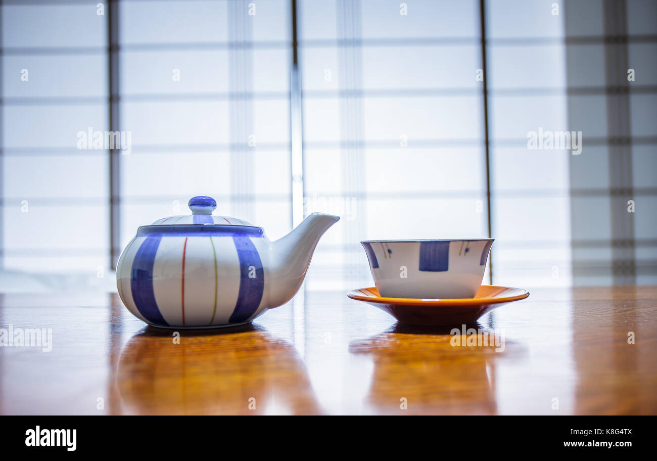 Teekanne und Schale Japan Style auf hölzernen Tisch. Stockfoto