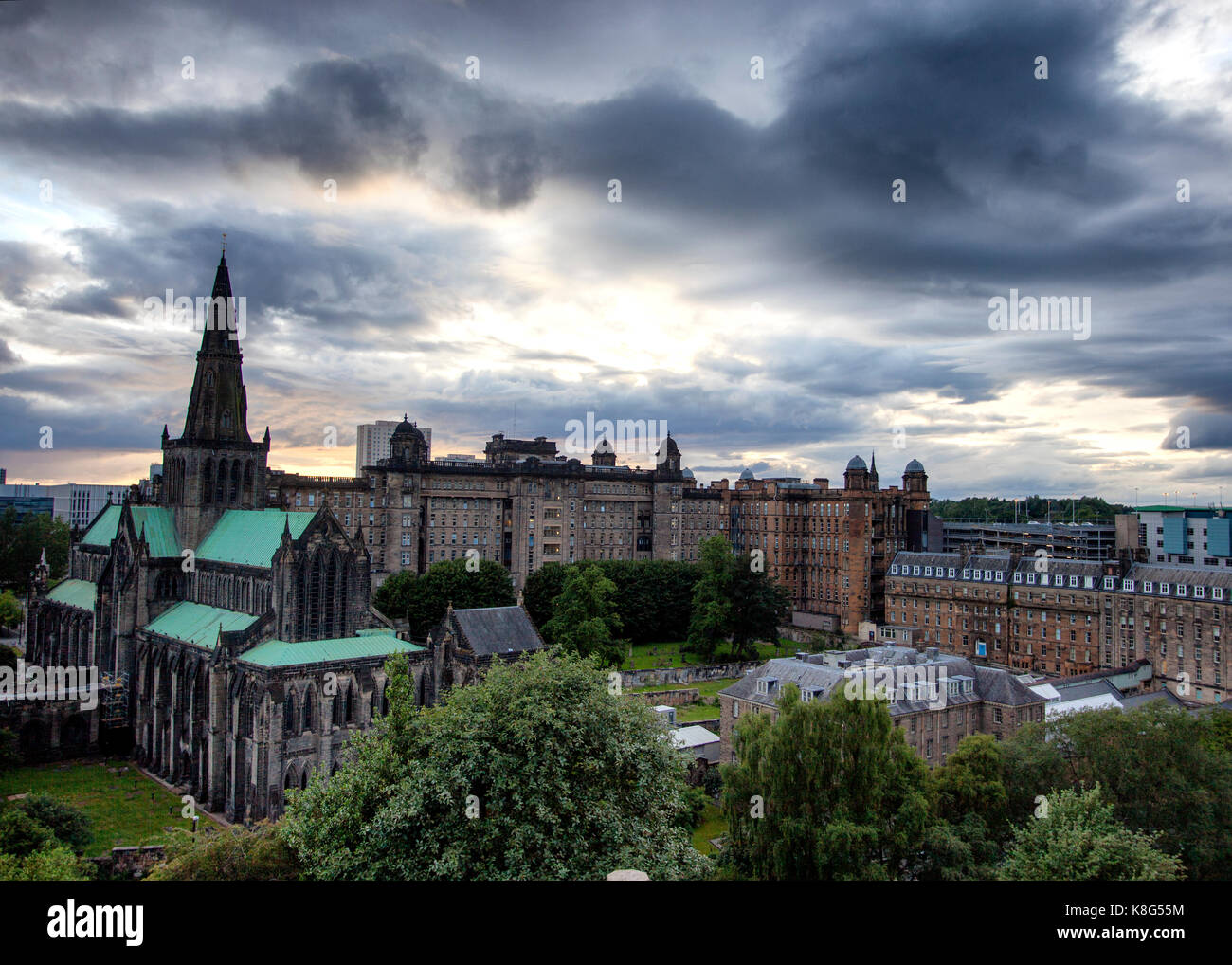 Glasgow Royal Infirmary und Dom Stockfoto