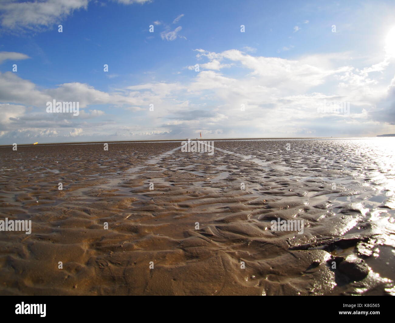 Tracks, die zum Meer Stockfoto