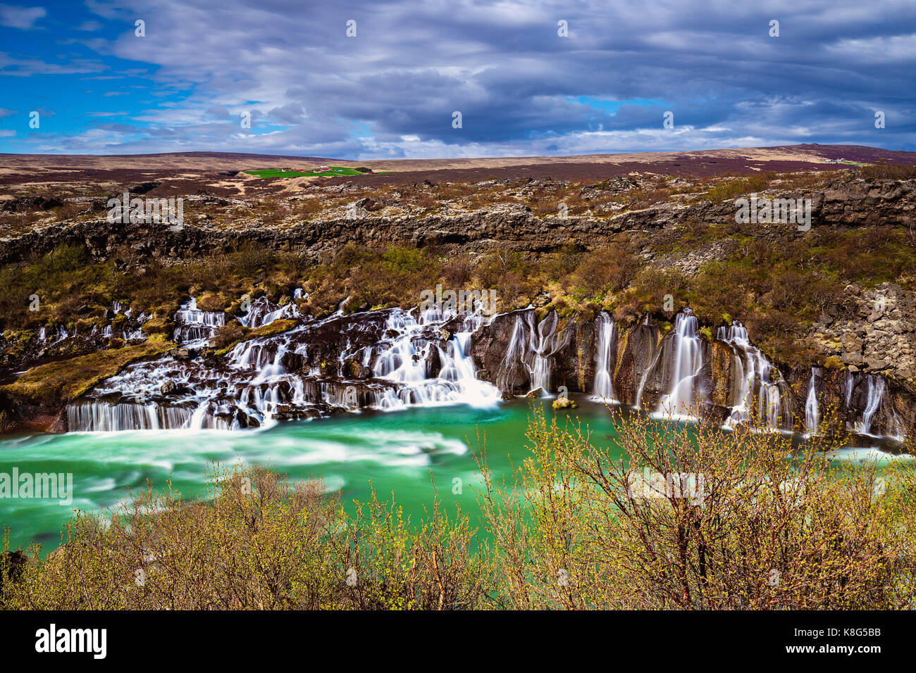 Hraunfossar, eine Reihe von Wasserfällen in Fluss Hvita, Borgarfjordur, Western Island gießen Stockfoto