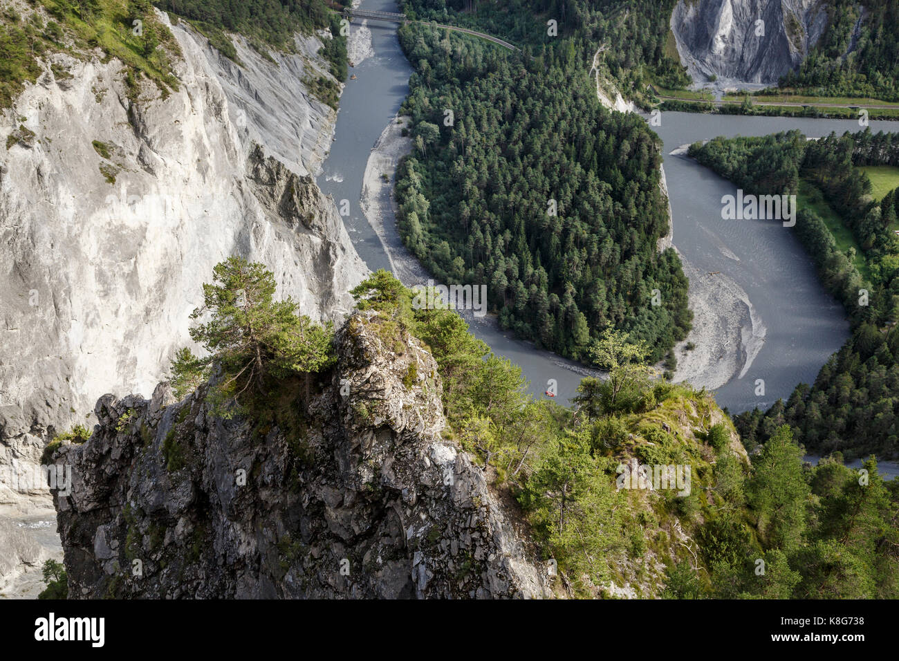 Ein Floß schweben durch die Rheinschlucht in der Nähe von Flims, Schweiz Stockfoto