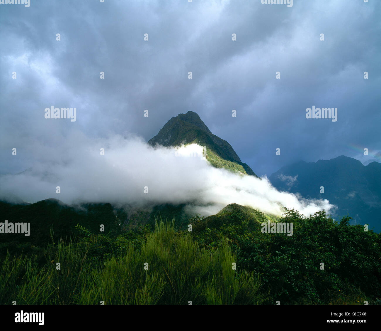 Neuseeland. Milford Sound. Niedrige Wolken über die Berge. Stockfoto