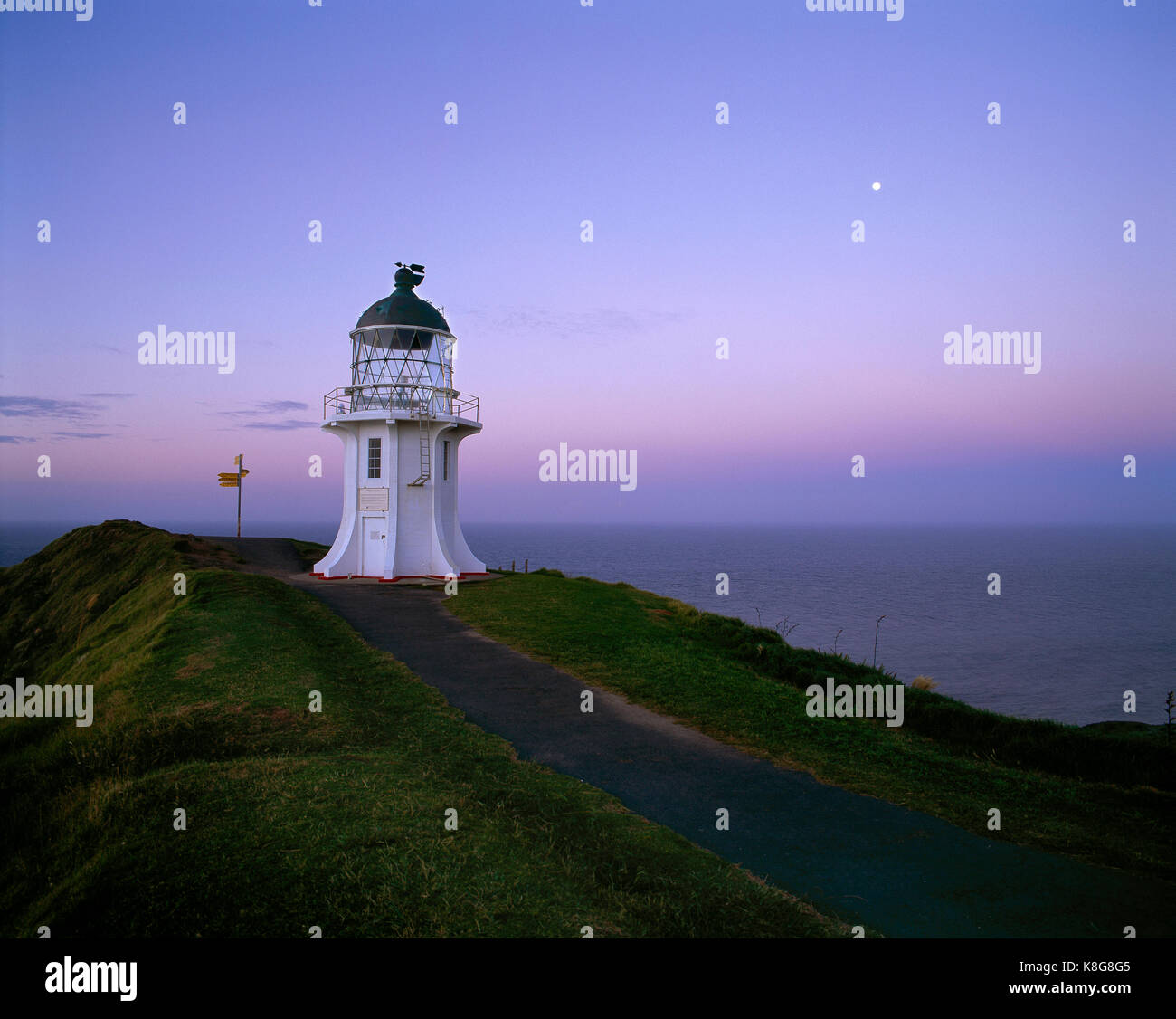 Neuseeland. North Island. Cape Reinga Leuchtturm in der Dämmerung. Stockfoto