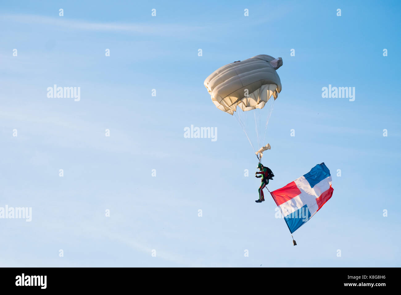 Low Angle View von Gleitschirm Paragliding mit Flagge gegen Sky Stockfoto