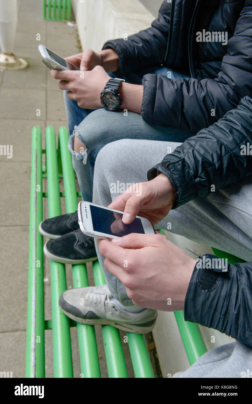 Jugendliche mit Smartphones *** Local Caption *** Stockfoto