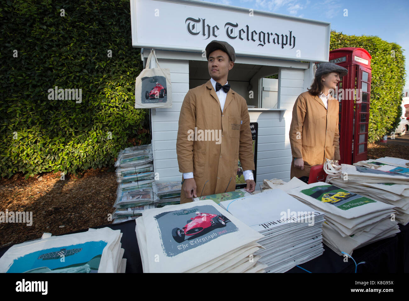 Der Telegraph Zeitungskiosk, Goodwood Revival 2017 Konferenz, Goodwood Rennstrecke, Chichester, West Sussex, England Stockfoto